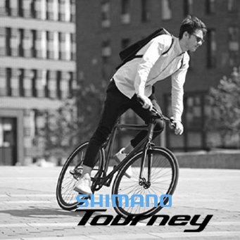 Homem andando de bicicleta com equipamentos da Shimano Tourney