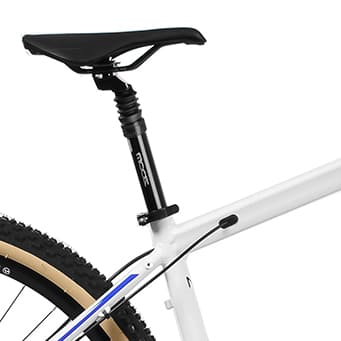 Imagem do Canote Selim Zoom Alumínio 27.2 x 350mm com Amortecedor em um bike na cor branca