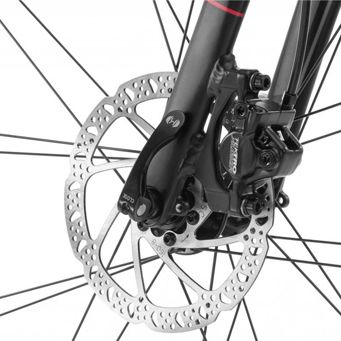 Detalhe de freios hidráulicos instalados em roda de bicicleta