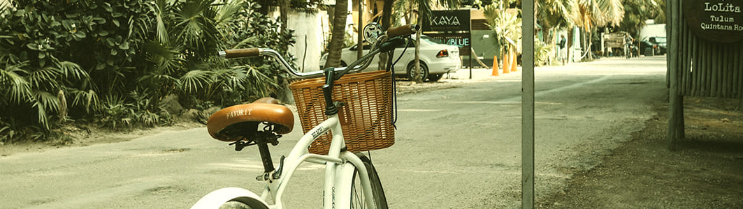imagem de uma bike de passeio com cesta na cor branca