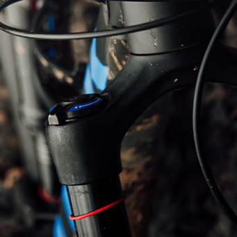 Detalhe de suspensão de trava de bicicleta na cor preto