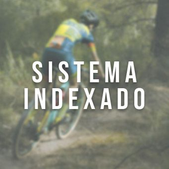 Imagem com ciclista em trilha com escritas brancas sistema indexado