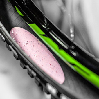 Detalhe de aro de bicicleta na cor preta com detalhes em verde, compatível com tubeless